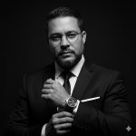پرامپت عکس مرد با کروات سیاه و سفید